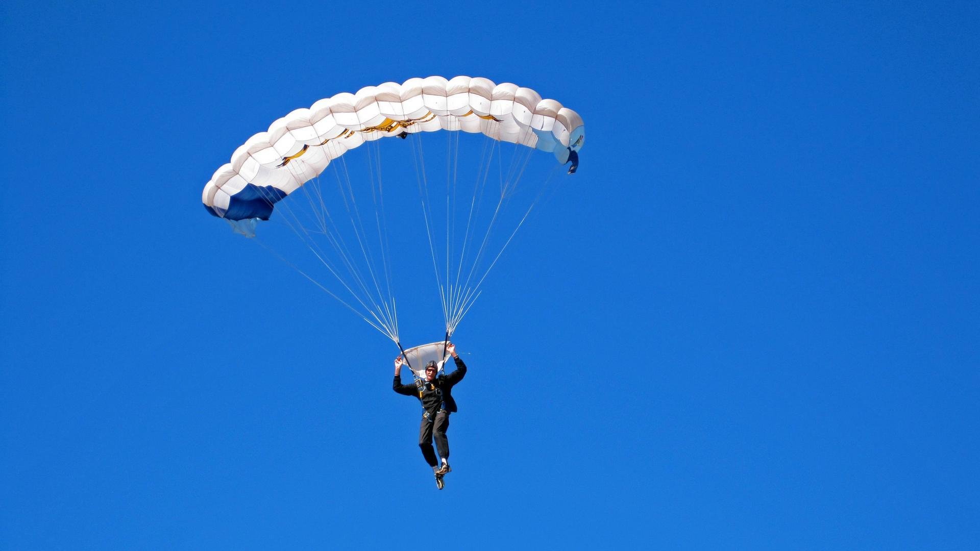 “高新体育中心沙滩排球：队员协调默契，赛场气氛火爆”